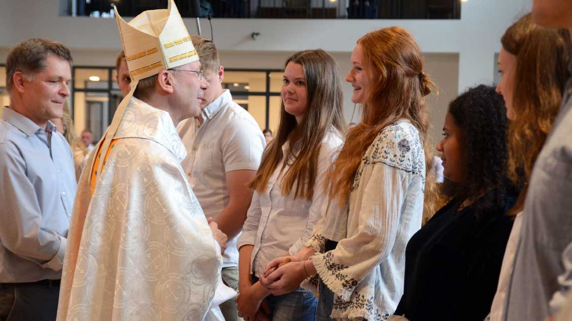 Weihbischof Zekorn überreichte jungen Freiwilligen Holzkreuze