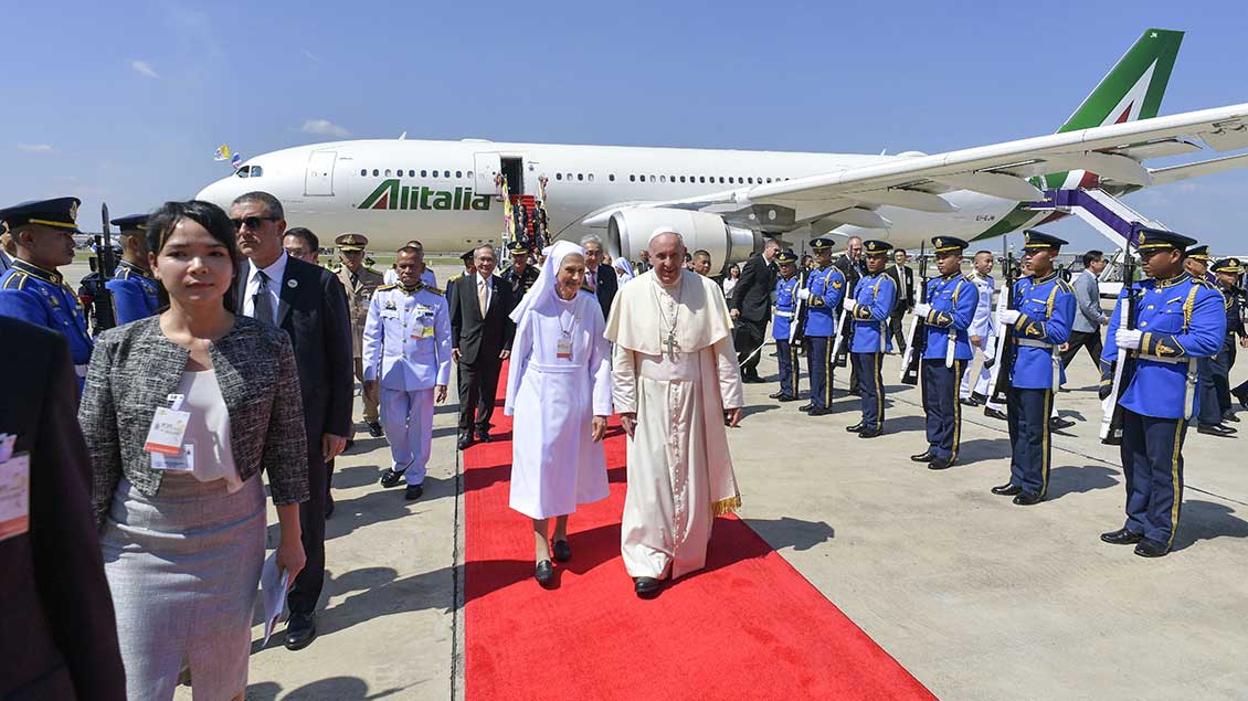 Papst Franziskus mit Schwester Ana Rosa auf dem Roten Teppich am Flughafen 