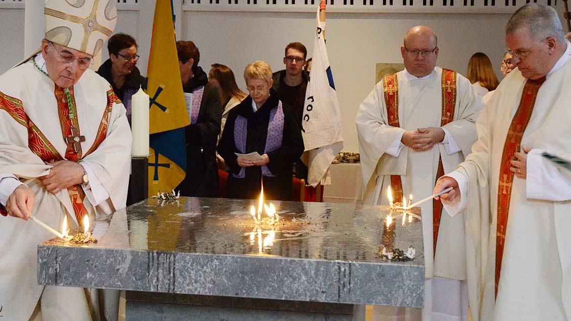 Gemeinsam mit Pfarrer Alfred Voss (rechts) entzündete Bischof Felix Genn den Weihrauch auf dem Altar.