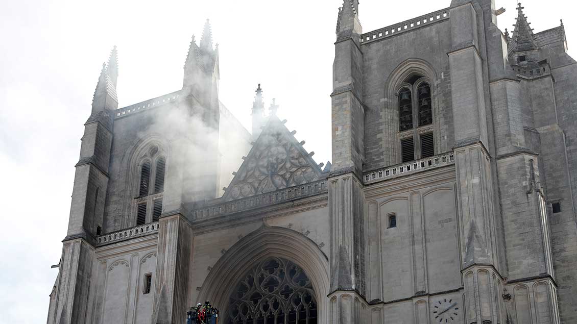 Rauch über der Kathedrale von Nantes.
